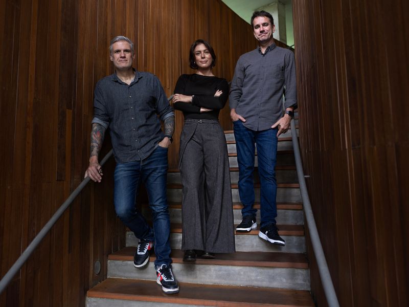 La incorporación de Flavia Zanini (centro) se da en el marco de un nuevo modelo de gestión y operación implementado por Sentimental desde enero, cuando su CEO, Marcos Araujo (derecha), sumó a Marcos Medeiros (izquierda) como socio y CCO de la productora.