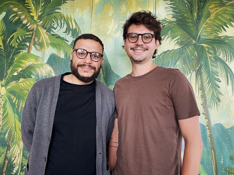 Maia trabajó en Impactto Comunicação Integrada, Agência Duetto y Turma.ag, mientras que Moura comenzó su carrera en planificación en F/Nazca Saatchi & Saatchi y también trabajó en Talent Marcel, Monkey-Land y Design Bridge and Partners.