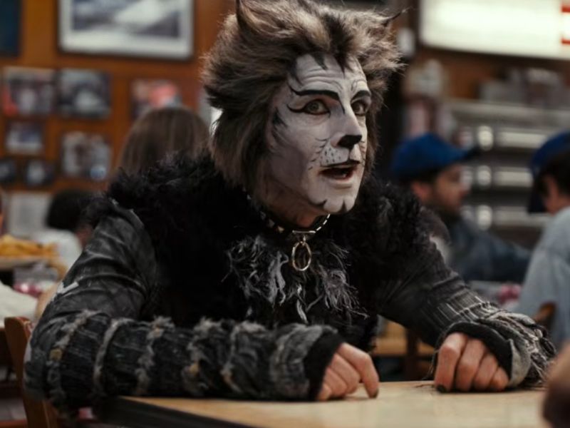Para el anuncio, Sarah Edwards, diseñadora de vestuario de Stiller en “Severance”, de Apple TV+, se puso en contacto con personas vinculadas a la producción original de “Cats” para confeccionar el atuendo. El look final incluye una de las pelucas originales utilizadas en la producción.