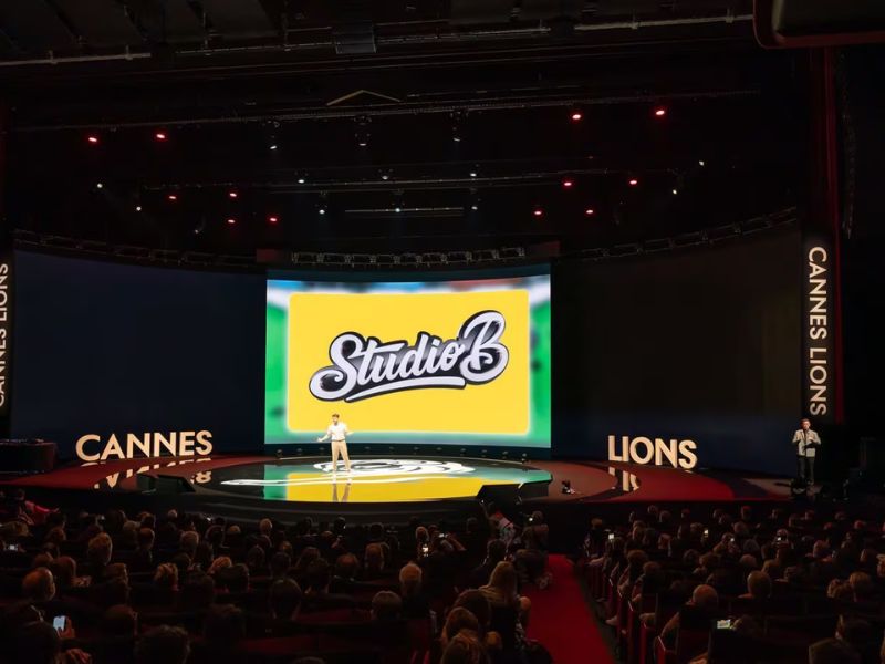 Brandon Baum, fundador y director ejecutivo de la productora StudioB, subió al escenario del Festival Internacional de Creatividad Cannes Lions en 2025, una señal temprana de la creciente influencia de las agencias dirigidas por creadores en la industria publicitaria. (StudioB)