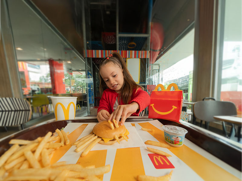 Para el Día del Niño en Costa Rica, McDonald’s dio el permiso para romper las reglas y jugar con la comida. Y también dio las instrucciones.