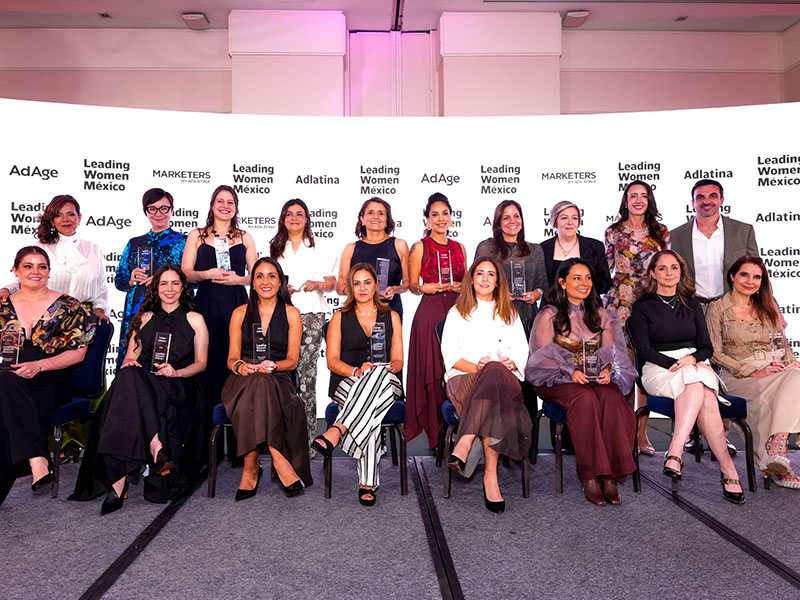 Las quince distinguidas de 2026 junto a María Belén Martínez Cima, Agustín Basile y Heinnie Mayerstein.