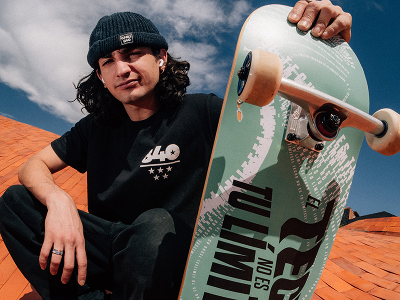 Para la campaña, Renan Godoy, skater profesional, subió al edificio de ueno bank y realizó una serie de trucos sobre sus curvas. 