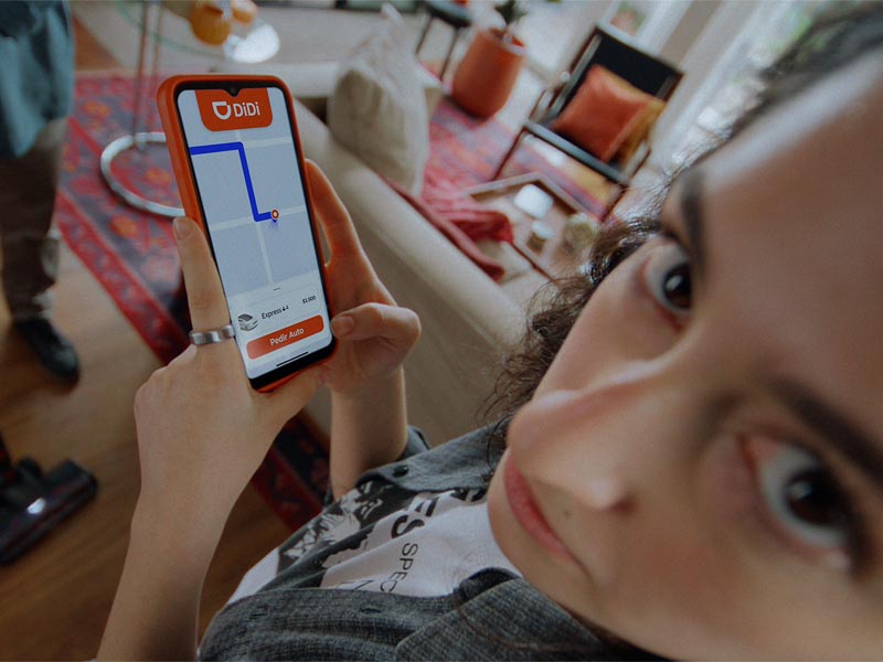 “Pedís. Te vas” recorre distintas situaciones comunes con una mirada humorística.