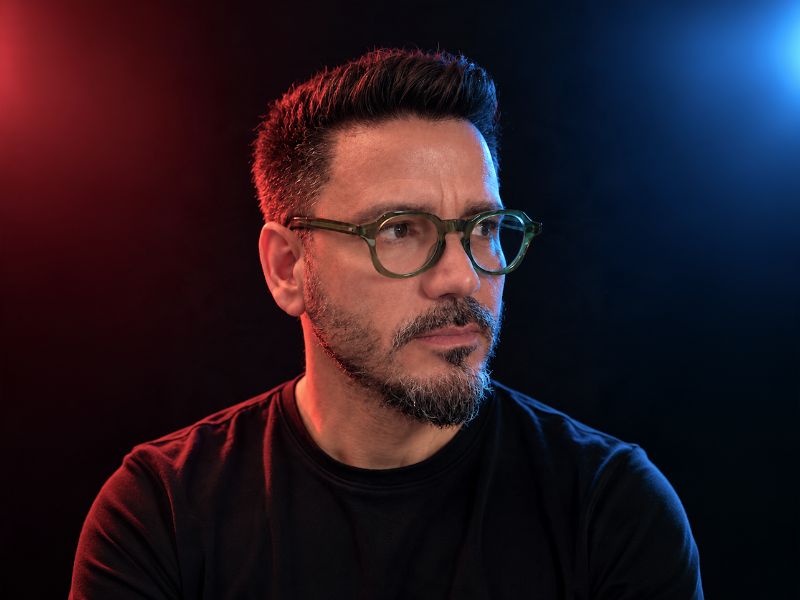 Redactor de formación, Schiavon pasó por AlmapBBDO, Wieden+Kennedy, Africa, Talent y DM9DDB. A lo largo de su carrera obtuvo más de 300 premios nacionales e internacionales, entre ellos reconocimientos en Cannes Lions, D&AD y The One Show.