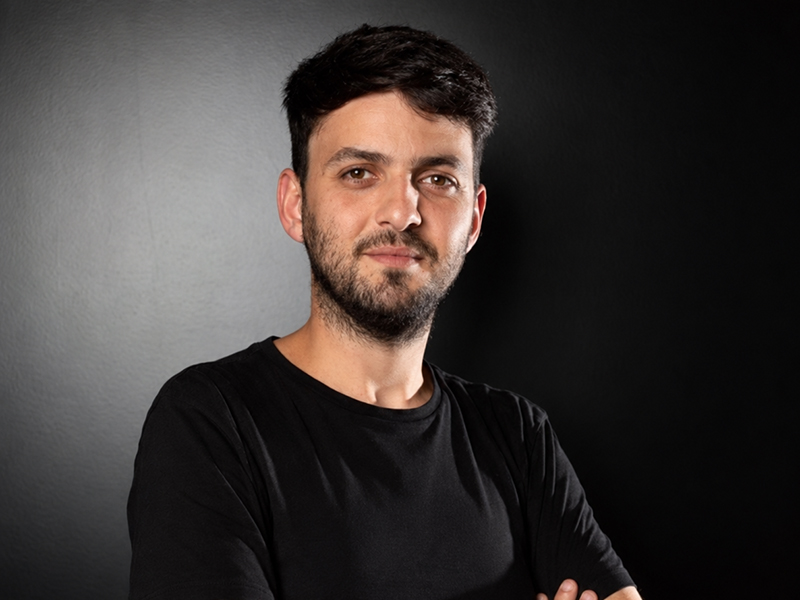 Se trata de Facundo Rivera Merchan, que cuenta con pasos Urbana Play y Artear. 