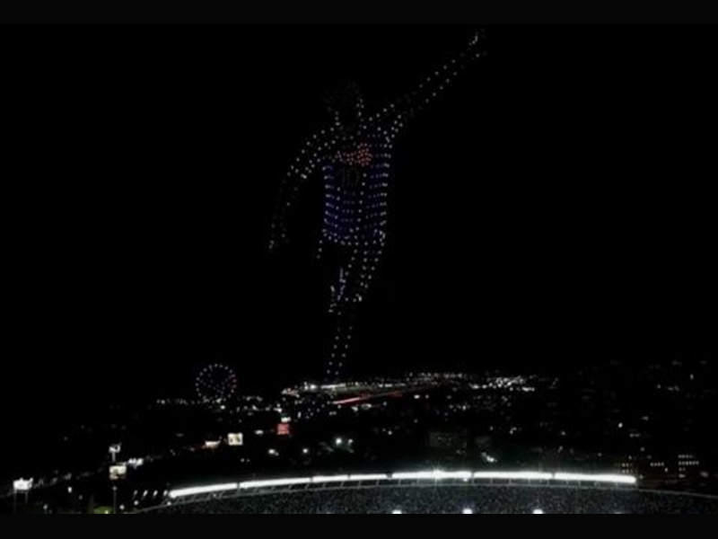 Messi pateando la pelota con el pie derecho fue el punto cúlmine de un show de drones que ya había arrancado, justamente, con el pie izquierdo. 