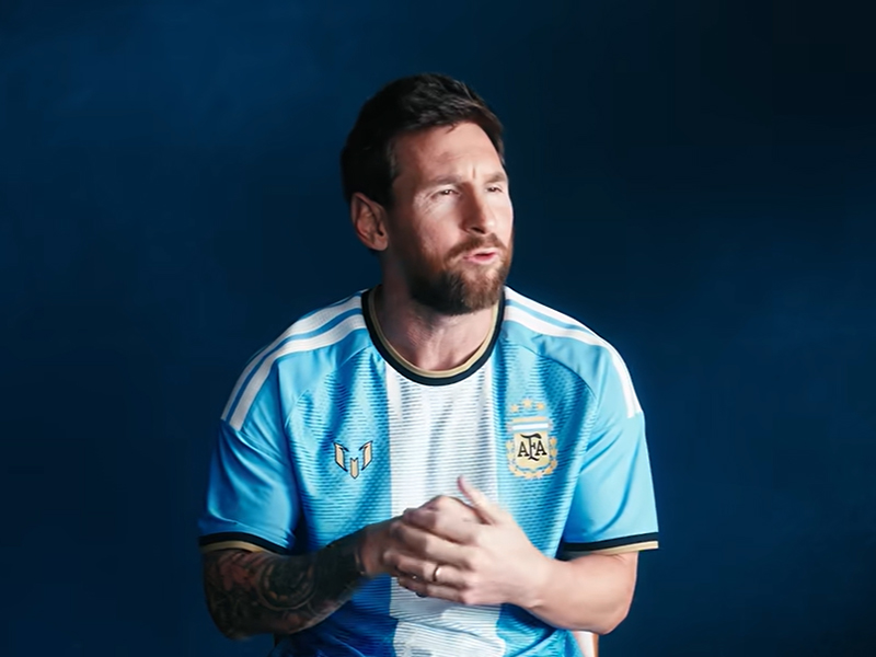 “Gracias 10” construyó un homenaje que empezó donde empezó Messi, en Rosario; pasó por el lugar donde se despidió de la Selección frente a su gente, el Monumental; y terminó donde continúa escribiendo su historia, Miami. 