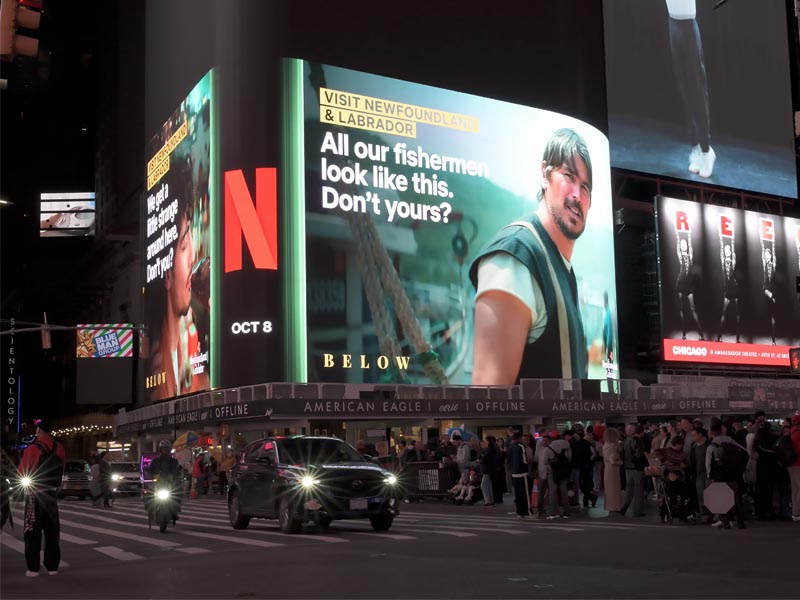 La pieza central es una valla digital en Times Square, Nueva York, con Josh Hartnett como Calvin Penney.