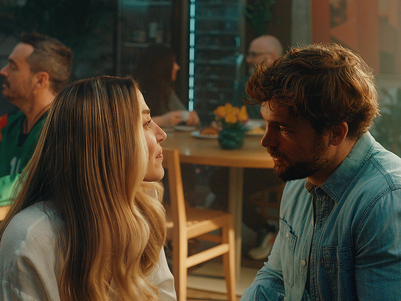 Jimena Barón y Matías Palleiro, pareja en la vida real, son los encargados de llevar la tensión a escena desde la complicidad.