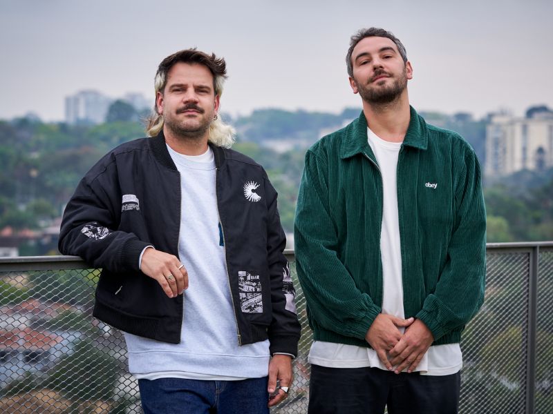 Martins pertenece a la agencia desde 2021, donde ha ejercido como director creativo para Heinz Brasil y a nivel global, y ha liderado el equipo creativo de Brahma durante cinco años. Santos ingresó a la agencia hace once años, donde comenzó como asistente de arte, para luego convertirse en diseñador, director de arte y, desde 2021, director creativo.