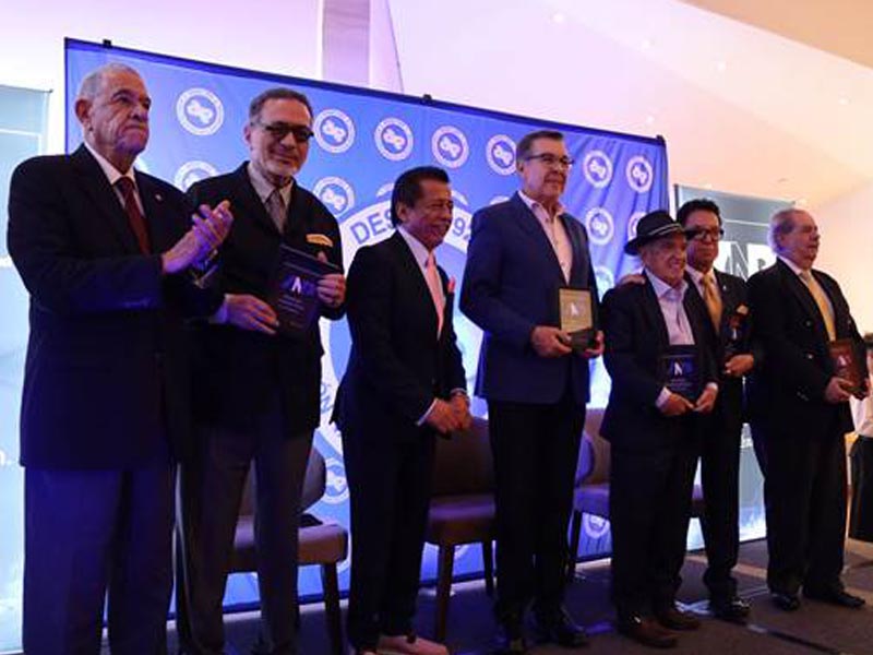 El momento culminante de la reunión de la ANP fue la entrega de reconocimientos a expresidentes del organismo.