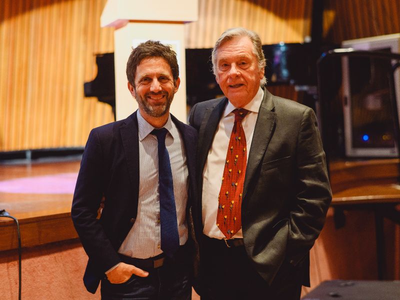 Santiago Olivera, tesorero de la AAP, junto a Miguel Daschuta, presidente. 