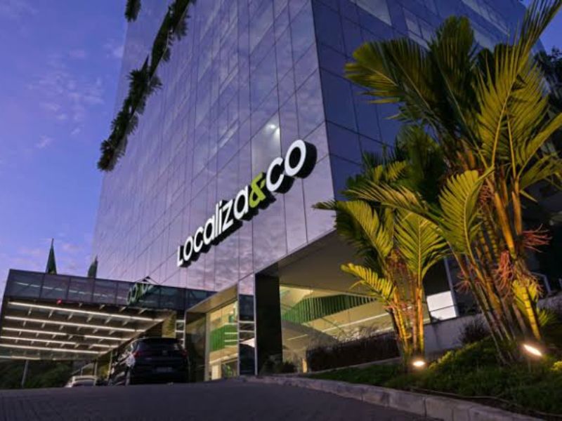 Localiza&Co ofrece soluciones de movilidad para personas y empresas que abarcan desde el alquiler de vehículos, los autos por suscripción y la venta de usados hasta una marca dedicada a los conductores de aplicaciones, además de servicios de tercerización de flotas livianas y camiones. 