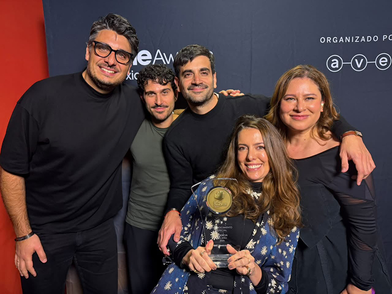 El equipo de Gut México celebra su título de Agencia del Año en Effie México.