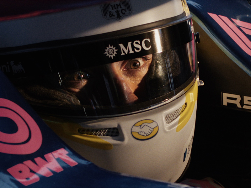 El tradicional pit crew de un piloto se transforma en uno mucho más grande: el de todo un país. 
