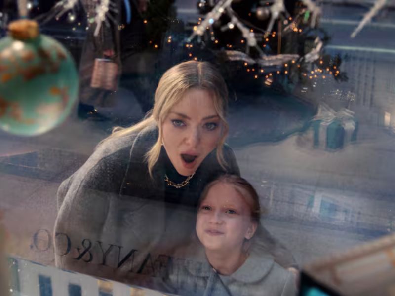 Amanda Seyfried y su joven coprotagonista admiran un escaparate navideño en el anuncio "You & Me" de American Haiku. (Tiffany & Co.)